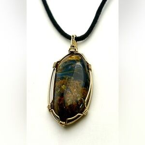 Necklace with gold coloured wire wrapped stone